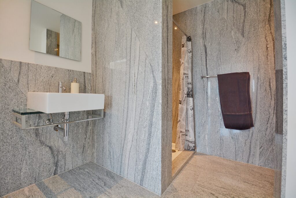 Modernes Badezimmer mit Natursteinoptik