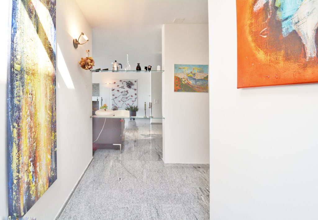 Kunstvoll gestalteter Flur