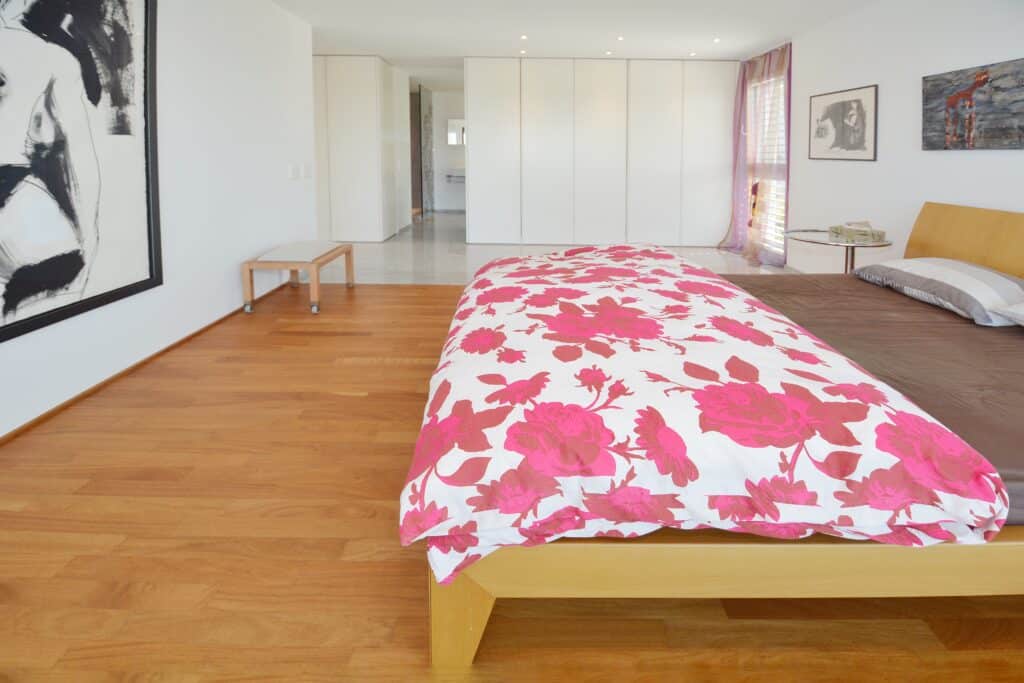 Helles Schlafzimmer mit großem Bett und Einbauschränken