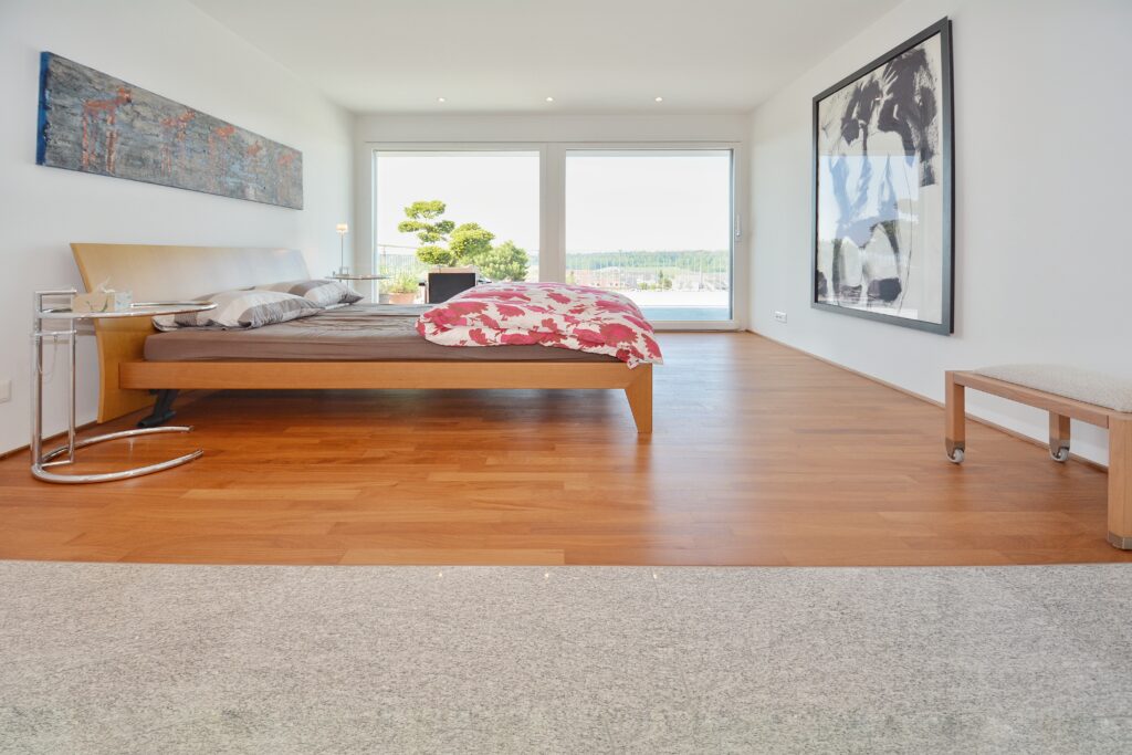 Modernes Schlafzimmer mit großem Fenster
