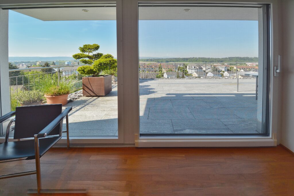 Wohnraum mit Panoramablick auf Terrasse