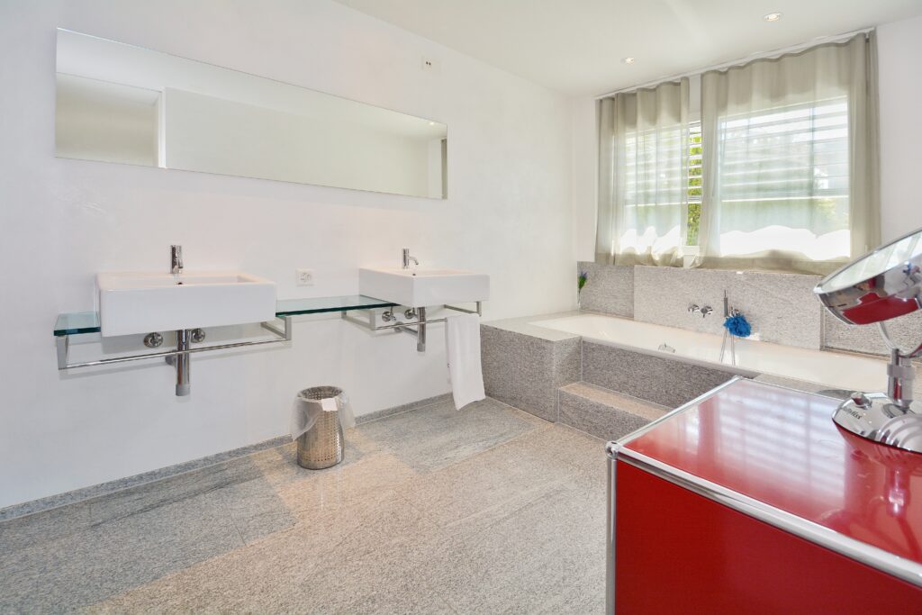 Modernes Badezimmer mit Doppelwaschbecken und Wanne