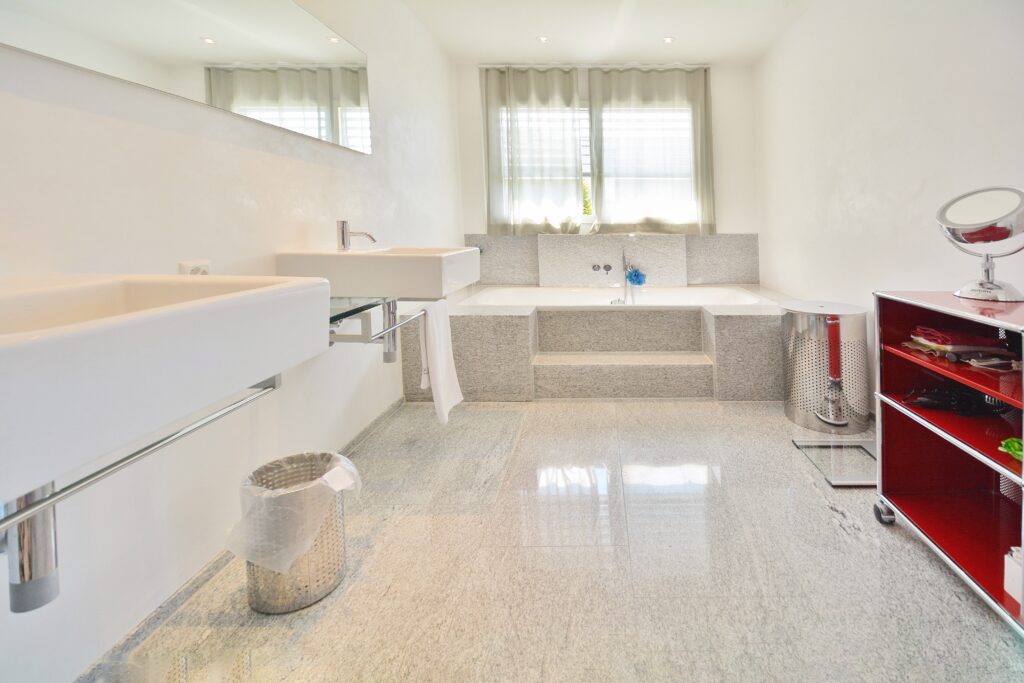 Modernes Badezimmer mit Doppelwaschbecken und eingelassener Wanne