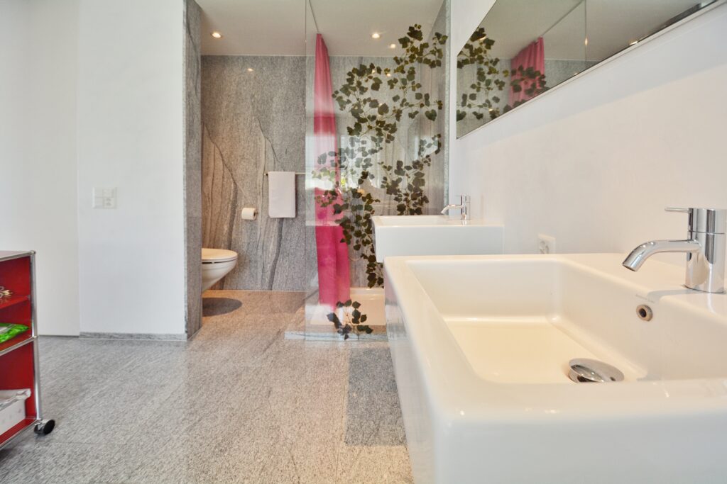 Modernes Badezimmer mit Doppelwaschbecken und Glasdusche