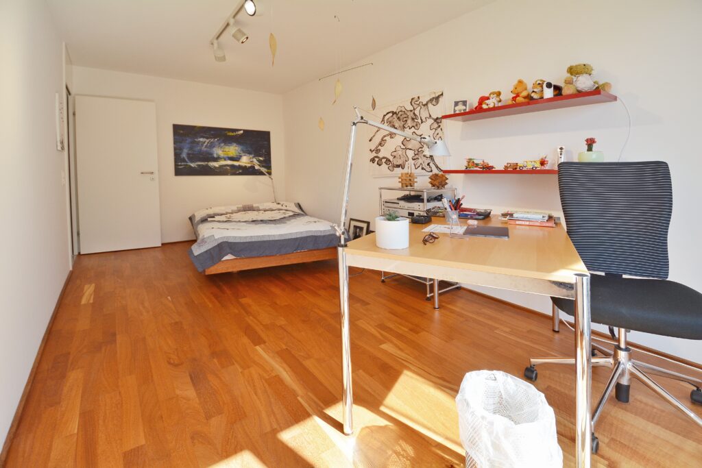 Schlafzimmer mit Arbeitsbereich