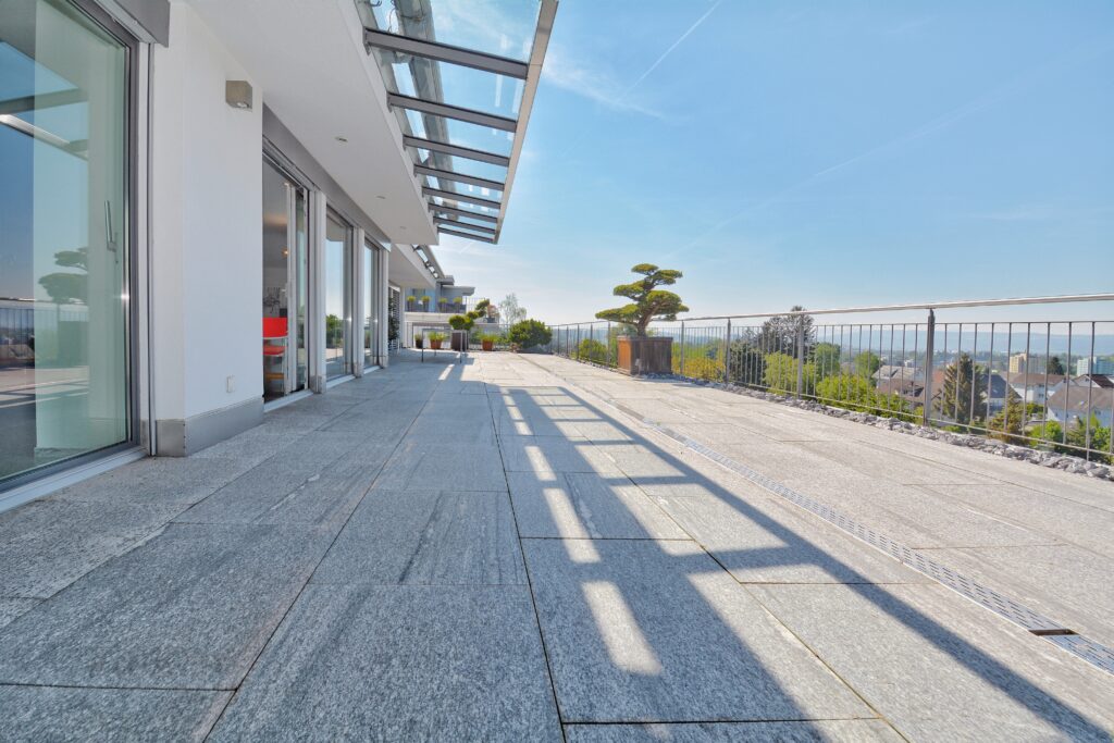 Große Dachterrasse mit Panoramaausblick