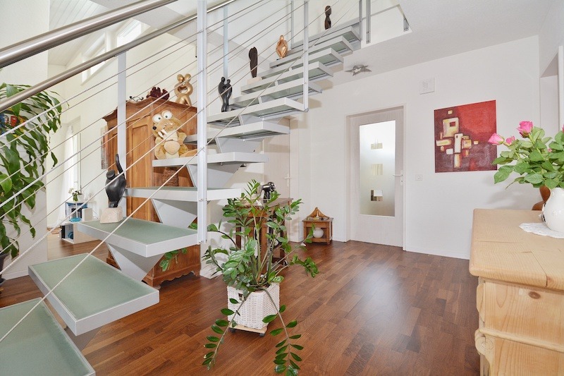 Treppenhaus mit offener Galerie