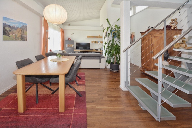 Offener Wohn- und Essbereich mit Treppe