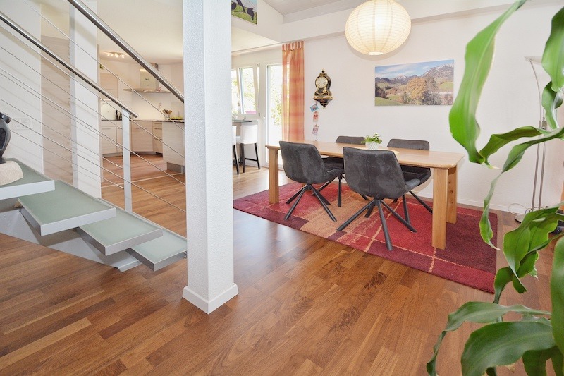 Essbereich mit Treppe und offenem Wohnbereich