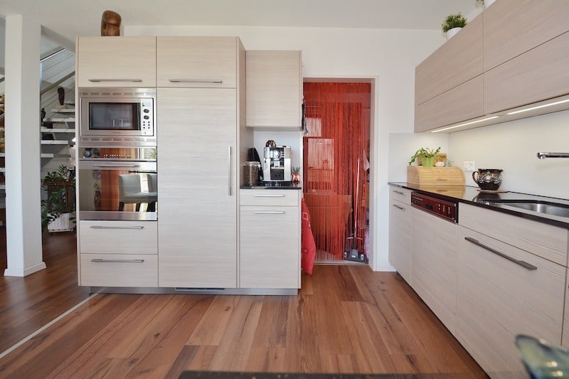 Moderne Einbauküche mit Holzoptik