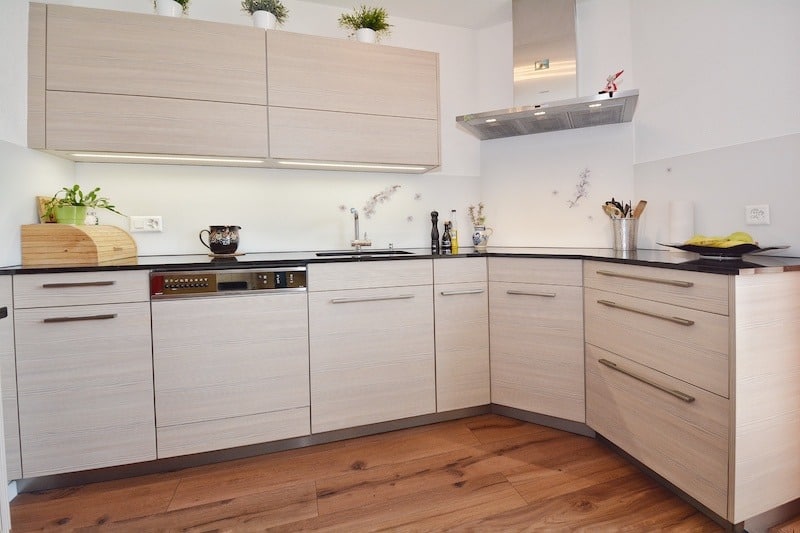 Helle Einbauküche mit Holzoptik