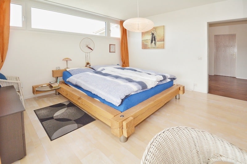 Helles Schlafzimmer mit Naturholzbett