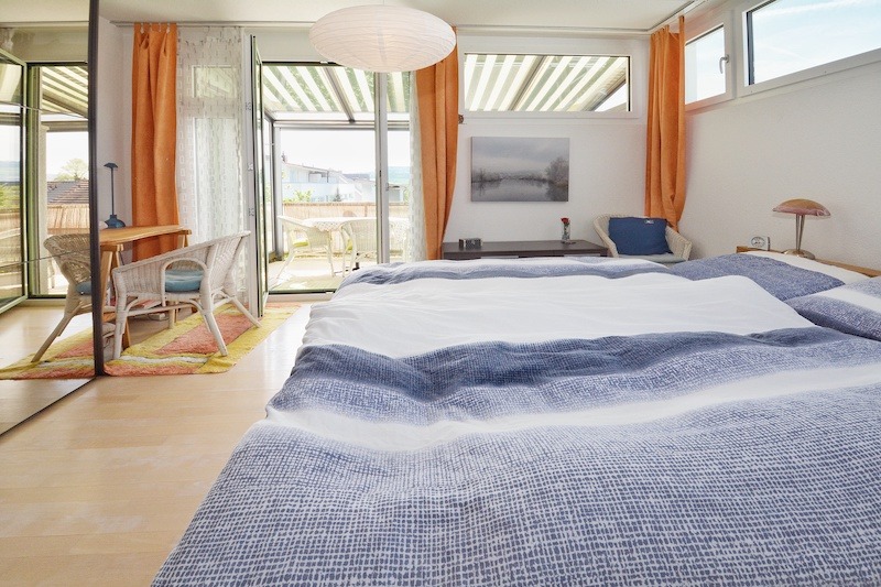 Helles Schlafzimmer mit Zugang ins Freie