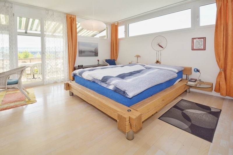 Helles Schlafzimmer mit großem Holzbett