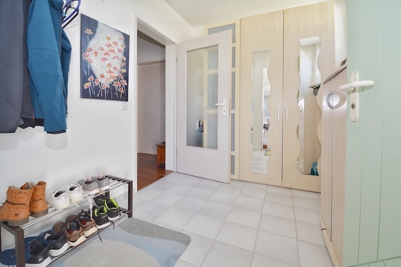 Heller Eingangsbereich mit Garderobenschrank