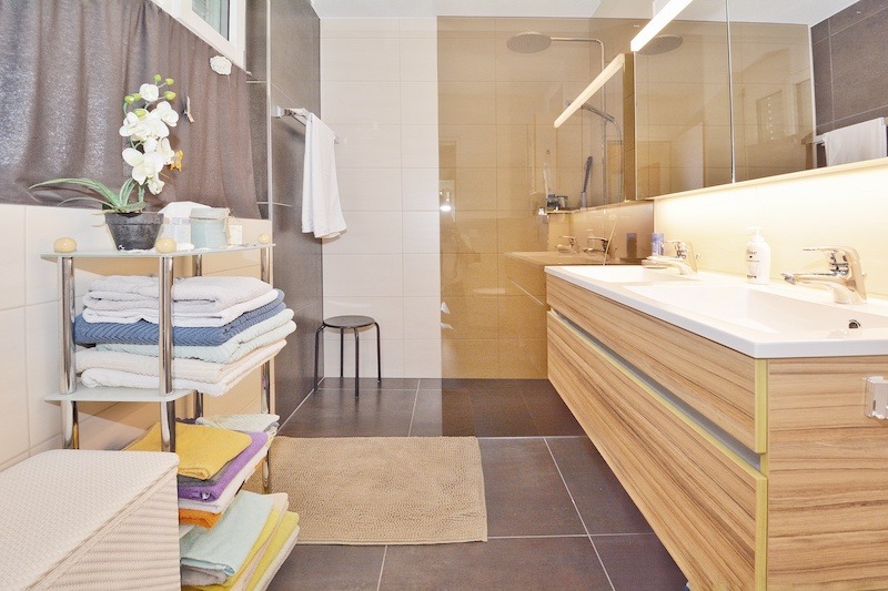 Modernes Badezimmer mit Holzoptik-Waschtisch