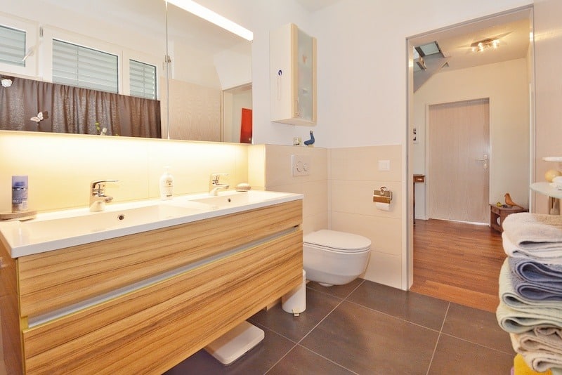 Modernes Badezimmer mit Waschtisch und WC