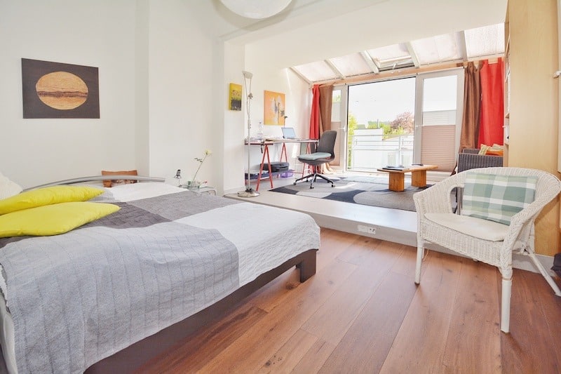 Helles Schlafzimmer mit Dachterrasse