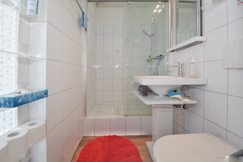 Modernes kleines Badezimmer mit Dusche