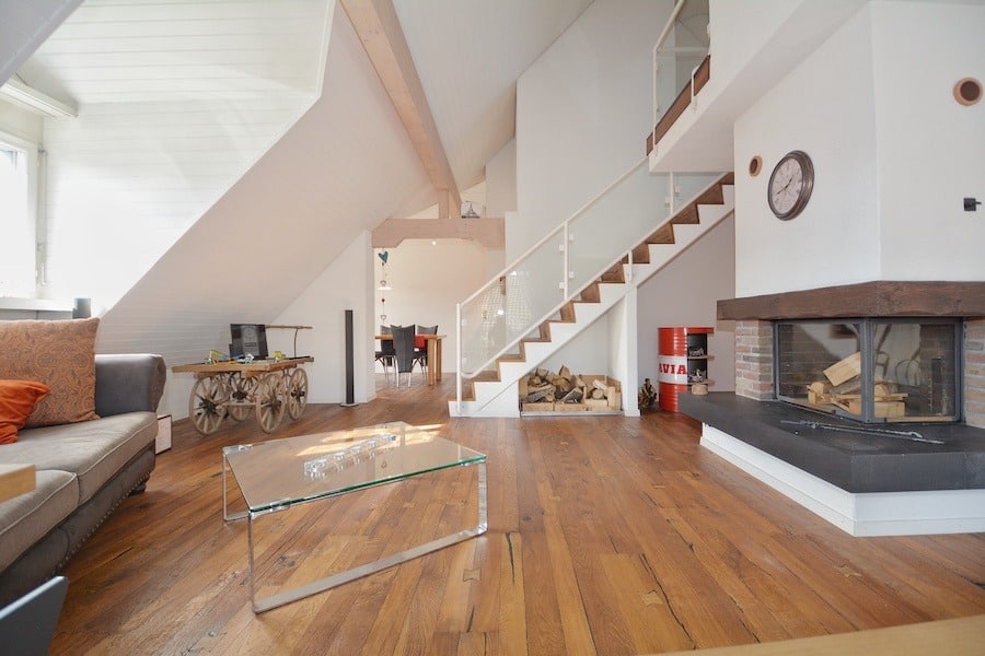 Offener Wohnraum mit Kamin und Treppe