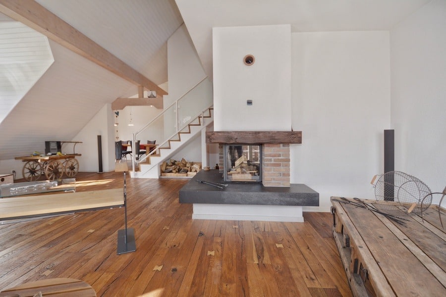 Wohnraum mit Kamin und offener Galerie