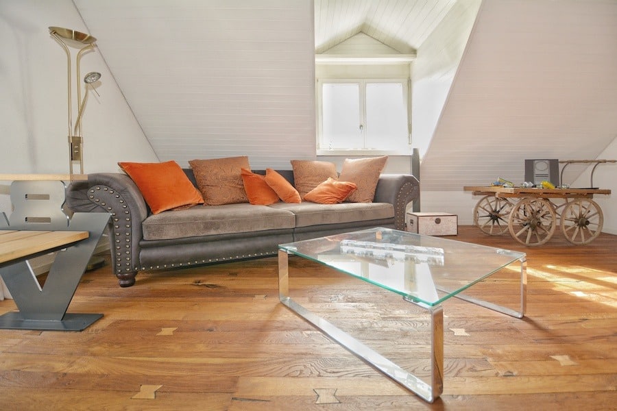 Dachgeschoss-Wohnraum mit Sofa und Glastisch