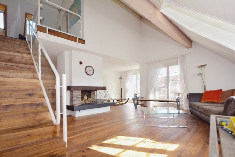 Wohnbereich mit Treppe und Kamin