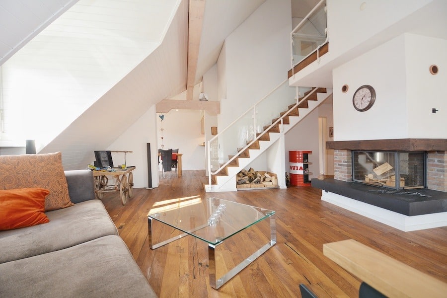 Offener Wohnbereich mit Kamin und Treppe
