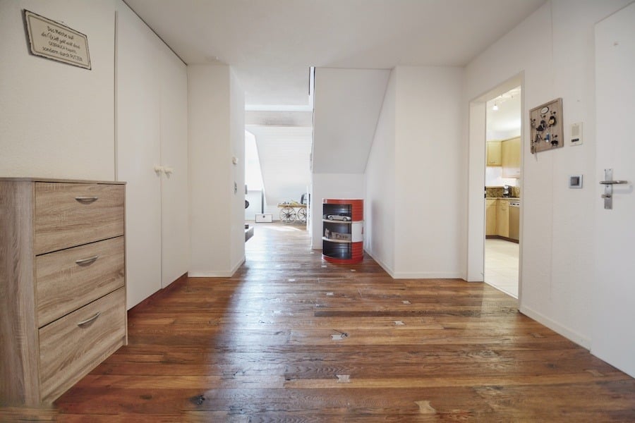 Heller Flur mit Holzfußboden
