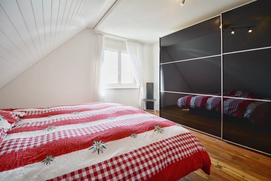 Dachgeschoss-Schlafzimmer mit Schrankwand