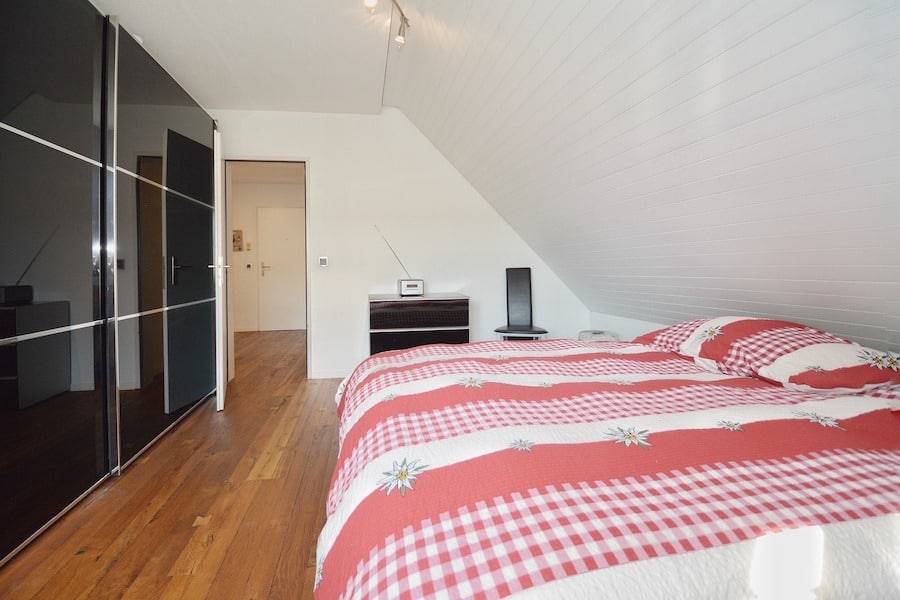 Schlafzimmer mit Dachschräge