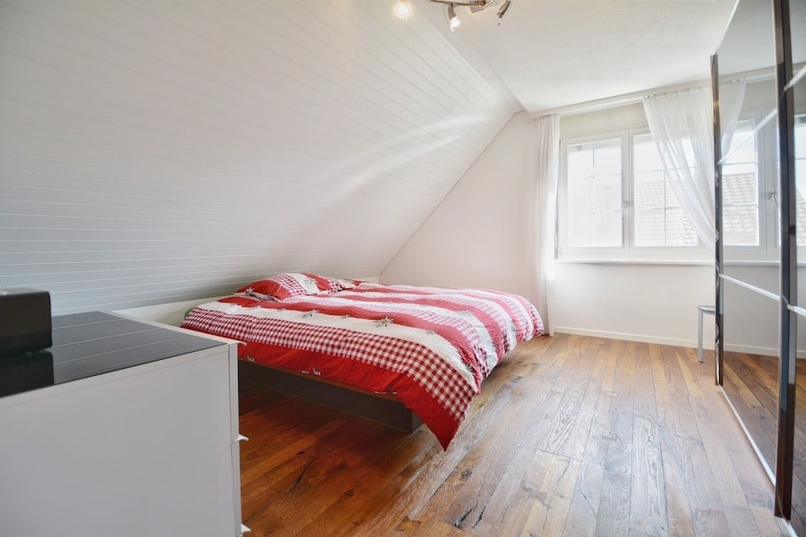 Helles Schlafzimmer im Dachgeschoss