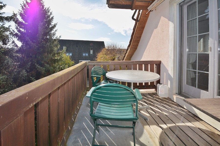 Balkon mit Tisch und Stühlen