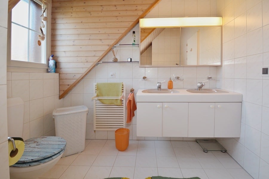 Badezimmer mit Dachschräge