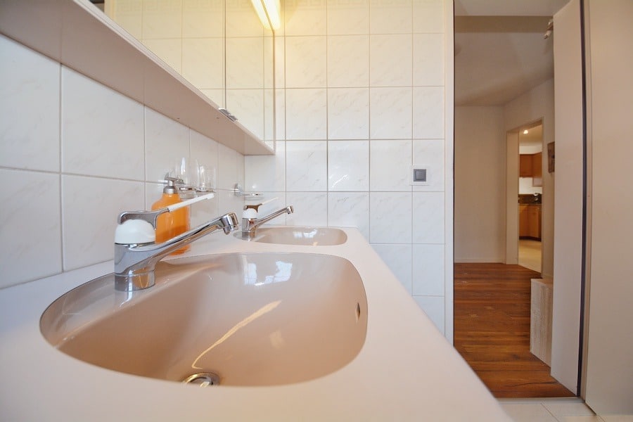 Helles Badezimmer mit Doppelwaschbecken