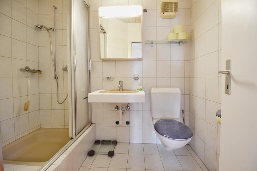 Kleines Badezimmer mit Badewanne und WC