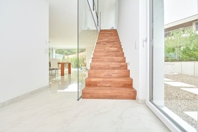 Moderner Eingangsbereich mit Treppe