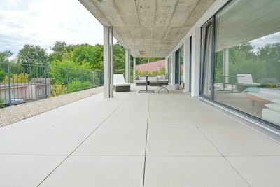 Große überdachte Terrasse mit Gartenblick
