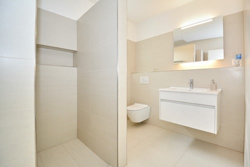 Modernes Gäste-WC mit offener Dusche