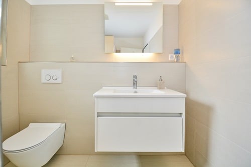 Modernes Gäste-WC mit Wand-WC