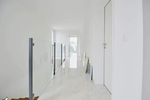 Heller Flur mit minimalistischer Ausstattung