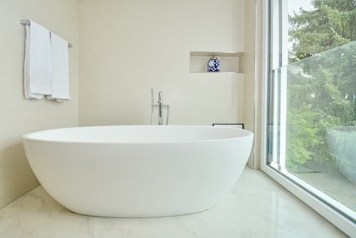 Modernes Bad mit freistehender Wanne