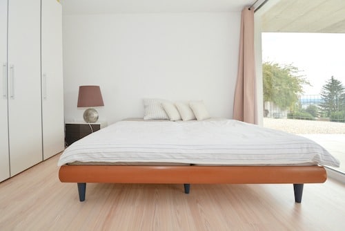 Helles Schlafzimmer mit großem Bett und Schrank