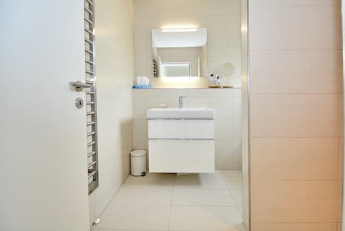Helles, modernes Badezimmer mit Waschtisch und Spiegel