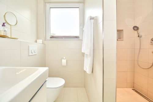 Helles, modernes Badezimmer mit Dusche