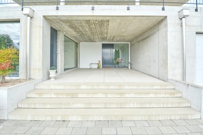 Moderner Eingangsbereich mit Treppe und Betonarchitektur