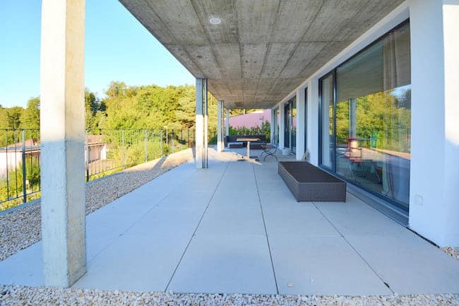 Moderne Terrasse mit Glasfront