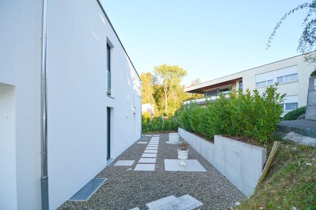 Außenbereich mit schmalem Gartenweg