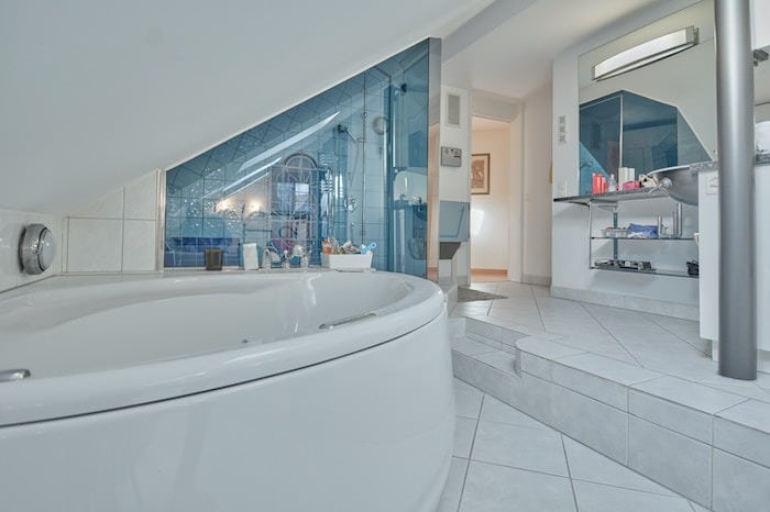 Modernes Badezimmer mit Whirlpool und Glasdusche