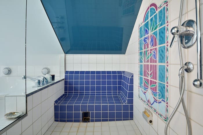 Badezimmer mit blauer gefliester Dusche
